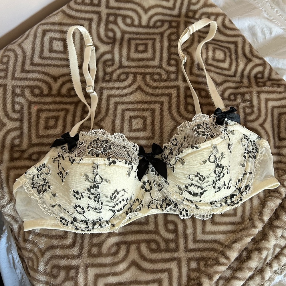 Victorias Secret Elegant Lace Underwire Bra